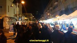 In migliaia invadono il centro per il nuovo mercatino dell'antiquariato