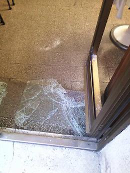 Vandali dal barbiere del centro storico: danni alla vetrina e furto di monetine