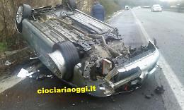 Incidente da brivido sulla superstrada: auto distrutta, conducente miracolato
