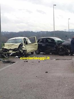 Incidente frontale fra due auto: tre feriti, giovane gravissima elitrasportata