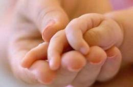 Edoardo ha fretta: nasce in casa mentre il papà chiama i soccorsi