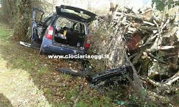 Con l'auto contro un albero: trentasettenne ricoverato in gravi condizioni all'Umberto I 