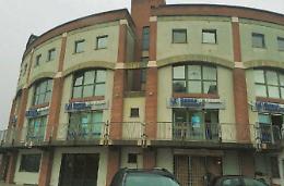 Rapinano la banca armati di taglierino e rinchiudono i dipendenti in uno stanzino