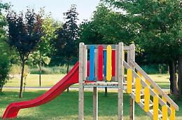 Bimba ferita con un vetro al parco giochi: dura la reazione dei genitori