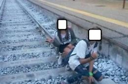 La moda choc: ragazzi sui binari sfidano la morte solo per farsi un selfie