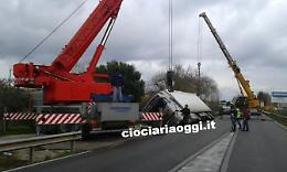 Tir esce fuori strada sulla Casilina: traffico impazzito per ore 