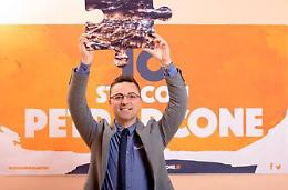 Il sindaco si riscopre social. E sul web rivela il primo dei suoi candidati. 