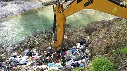 Scaricano cumuli di rifiuti ingombranti nel fiume. La denuncia degli ambientalisti