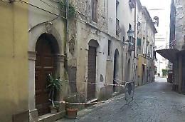Piovono intonaci, cornicioni e tegole in corso Vittorio Emanuele 