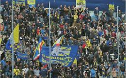 Mille chilometri cercando la vittoria. La passione dei supporters canarini<br>