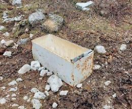 Un grosso frigorifero nel bosco: i vandali colpiscono anche in alta quota