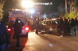 Donna schiacciata da un'auto dopo un frontale tra due macchine: salvata dai vigili 