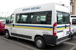 Il Comune non paga: pignorati un'auto dei vigili e il pulmino dei servizi sociali 