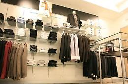 Blitz della finanza in un centro commerciale. Sequestrati 418 capi di abbigliamento
