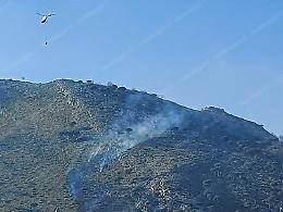 Montagna in fiamme: canadair in azione per spegnere l'incendio ed evitare il peggio