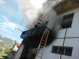 Esplosione nel garage e casa distrutta, anziani salvi  per miracolo