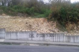 Scontro al vetriolo sul caso delle Foibe tra scritte sui muri e anatemi