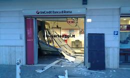 Caccia aperta alla gang che sradica i bancomat