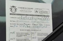 Pioggia di finte multe per il "Pesce d'aprile": in città scoppia il caos