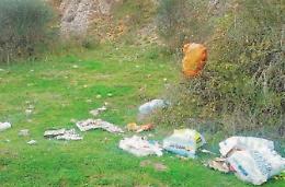 La strada diventa una pattumiera: i soliti pochi incivili abbandonano di tutto
