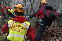 Si lancia con il parapendio e atterra su un albero: liberato dal Soccorso Alpino