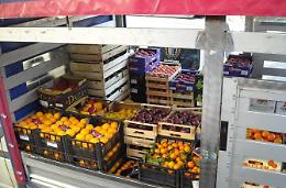 Frutta, verdura e statue: tempi duri per gli ambulanti