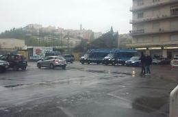 Pullman dell'Inter scortato da decine di mezzi della polizia dopo gli scontri