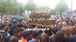Funerali Umberto Celani: centinaia di persone per l'ultimo saluto al Direttore