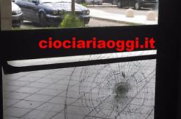 Studente bocciato a un esame sfonda il vetro