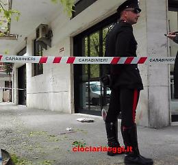 Precipita dal balcone in centro, pronte le manette per il trentottenne