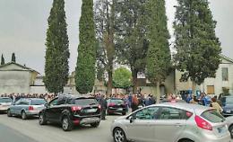 Funerale senza bara per Benedetto Forlini: doppio addio per l'amato medico