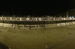 Mattia Perin bersaglio dei tifosi del Frosinone con uno striscione davanti al Matusa