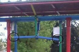Ragazzini danneggiano i giochi del parco: ora pagheranno i genitori
