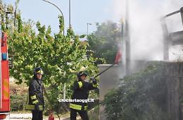Cavi dell'alta tensione in fiamme vicino a una cabina del gas: tragedia sfiorata