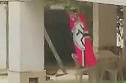 Svastica sul balcone, è polemica
