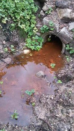 Nuovi sversamenti sospetti a Cassino: acqua rossa in via Sferracavalli