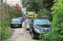 Dramma per una coppia che deve raggiungere l'ospedale: la strada è bloccata