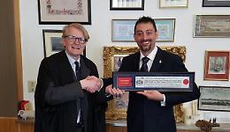 Angelo Musa premiato con la cittadinanza onoraria di Londra per l'impegno umanitario