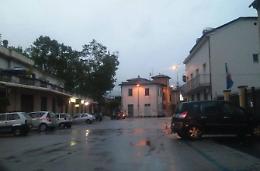 Con l'ascia in piazza semina il panico e provoca un black out: denunciato 