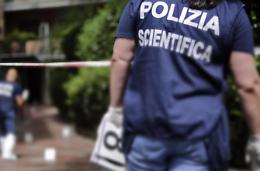 Trovata senza vita in casa: Scientifica all'opera per chiarire le cause del decesso