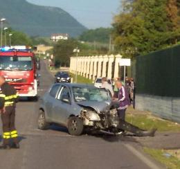 Incidente mortale in via Leuciana, grave la seconda ragazza coinvolta. Comunità sotto choc