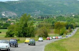 Un fiume di Fiat Cinquecento tra i prati della Valle di Comino