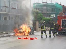 Automobile esplode e si incendia: momenti di paura in pieno centro 