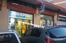 Rapina la tabaccheria,  ma la titolare ferita lo mette in fuga