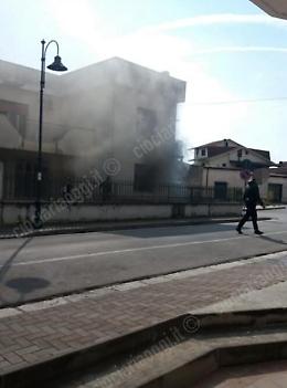 Incendio divora un appartamento: fumo denso e paura. Forse un cortocircuito