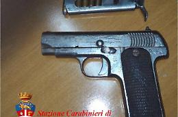 Con la pistola nascosta nella poltrona: nei guai un anziano