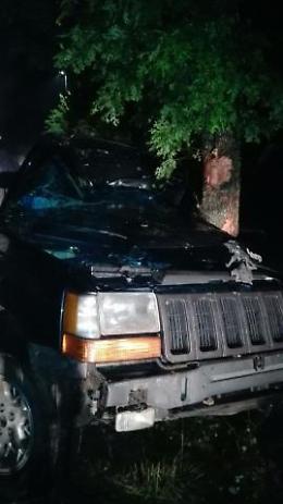 Con l'auto contro un albero, ferito il conducente rimasto incastrato nella macchina