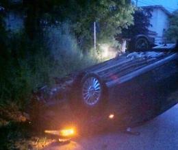 Auto si ribalta, ferito un quarantacinquenne 