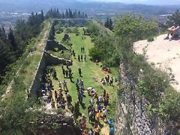 Cronoscalata e festa a San Casto: in cinquecento tra le mura del castello