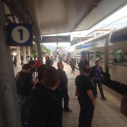 Quarantaseienne molesta due donne sul treno e rischia il linciaggio